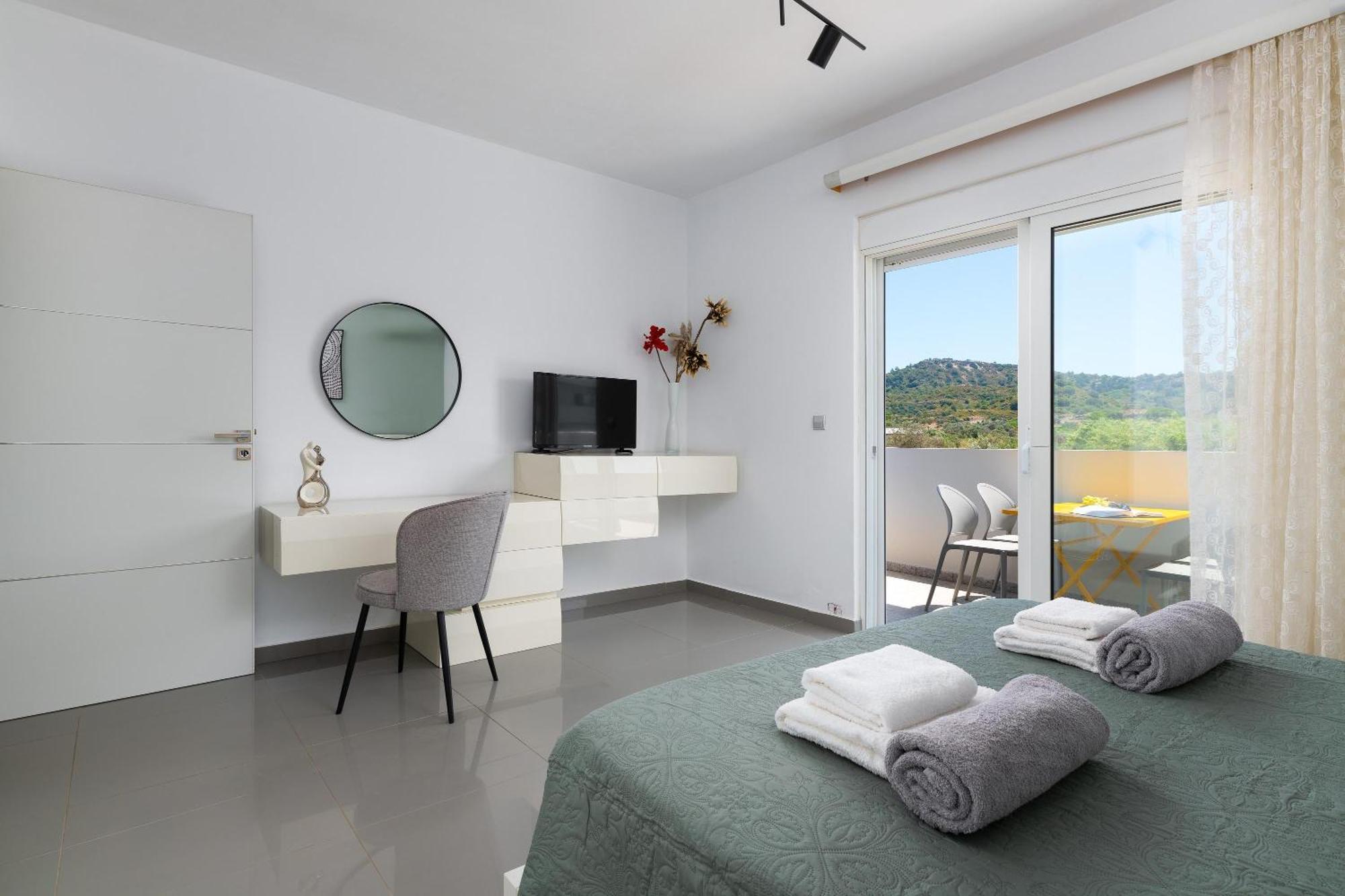 Niovis Vila *
